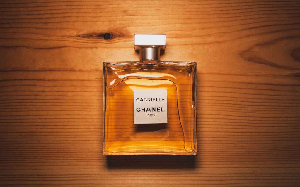 Coco Chanel: Uma Revolução na Moda e Elegância